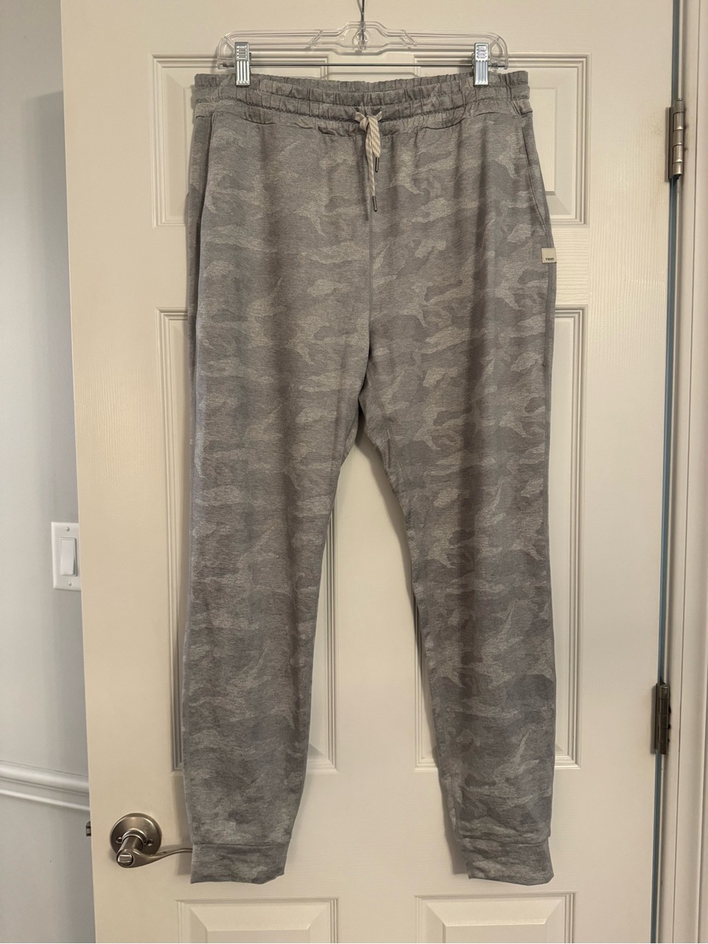 Vuori Women’s Performance Joggers in Pale Heather Camo - Large Long